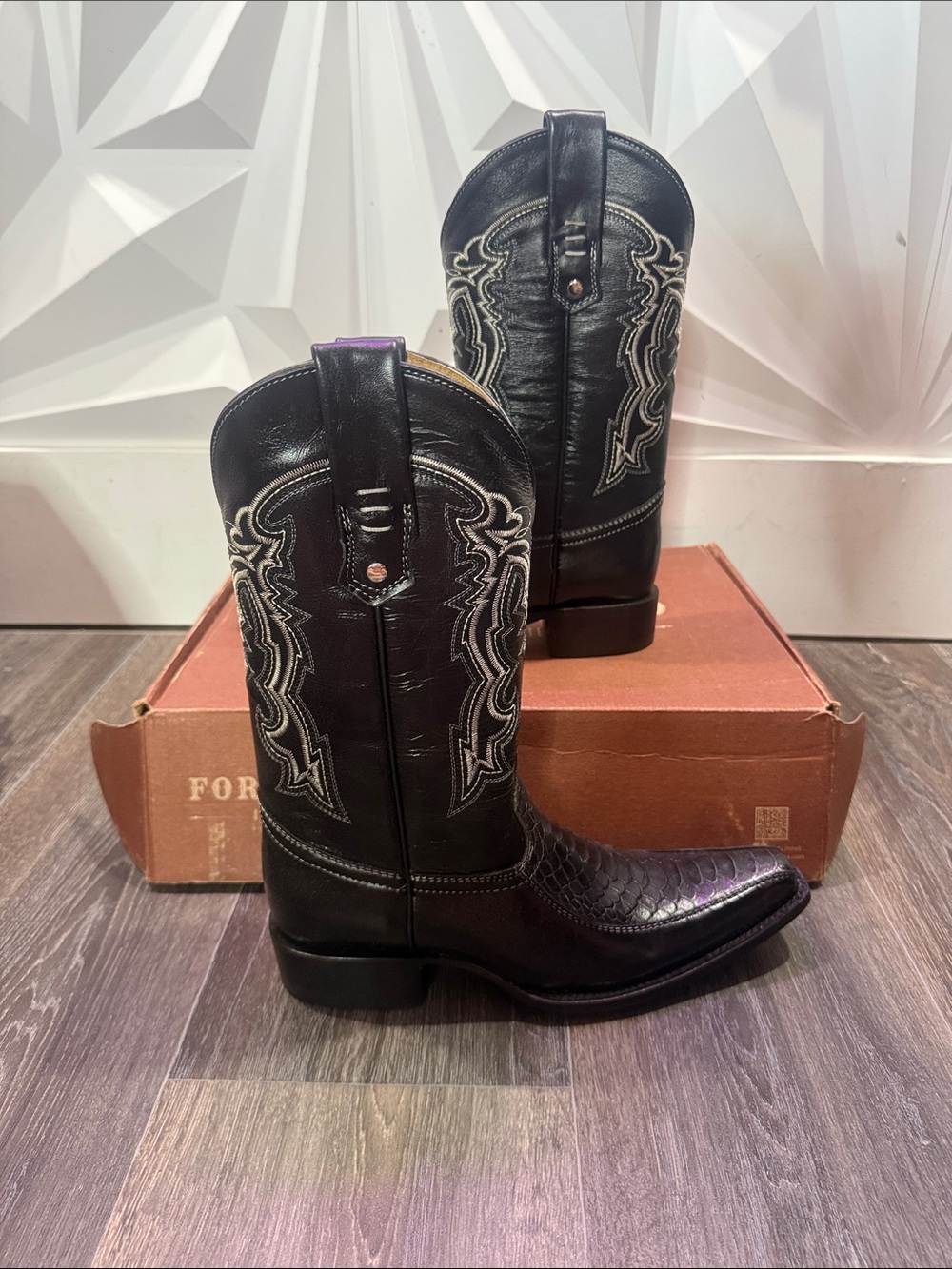 Forastero Western leather black embroidered cowboy boots • Sz 7.5